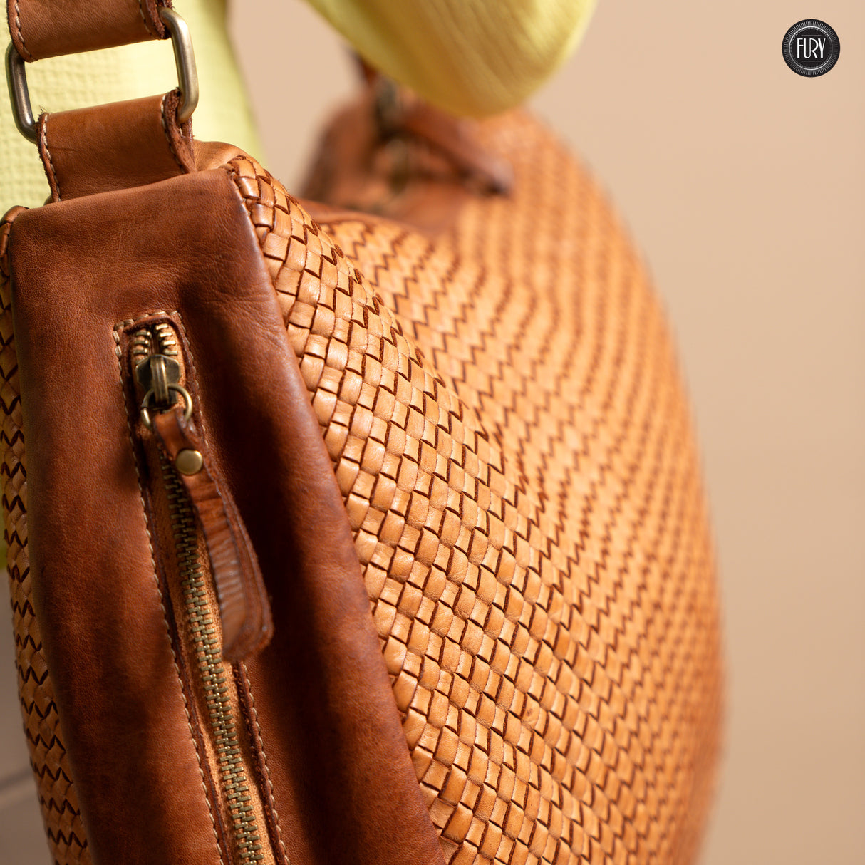 Borsa Iris Maxi in pelle intrecciata