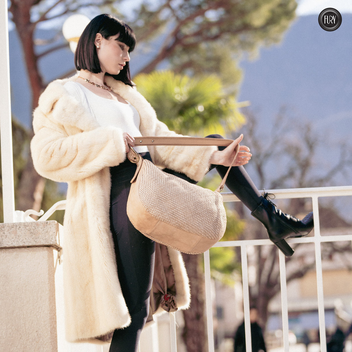 Borsa Iris Maxi in pelle intrecciata